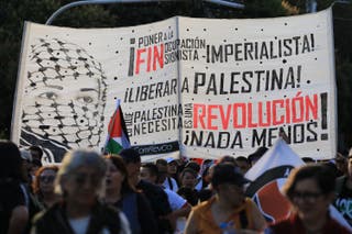 Demonstranti pokazuju znak tijekom marša kako bi zahtijevali kraj napada na pojas Gaze i palestinske teritorije u Medellinu u Kolumbiji