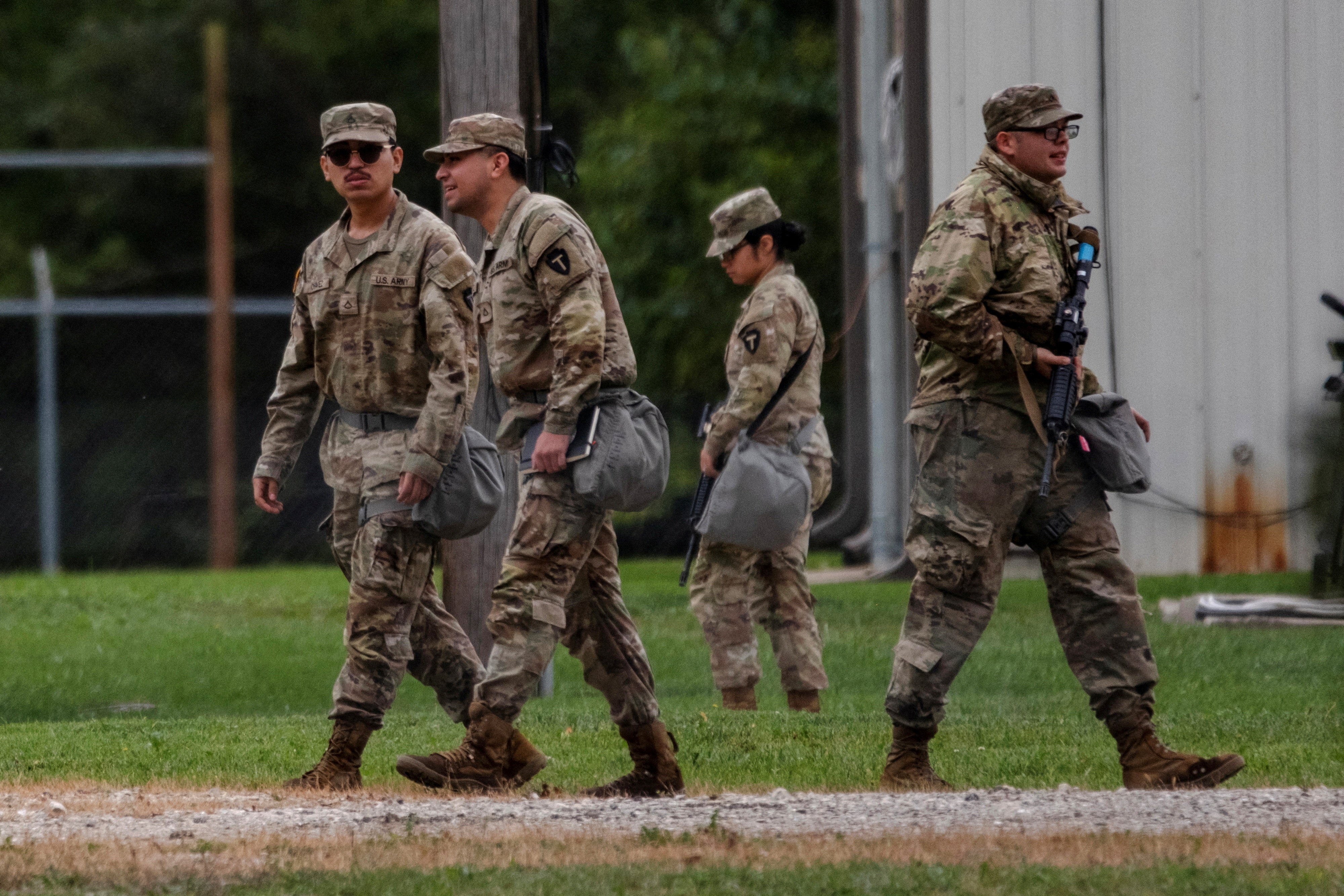 Teksaške trupe Nacionalne garde prolaze kroz Centar za obuku rezervata Joliet Army, nakon što je američki predsjednik Donald Trump naredio povećanu saveznu prisutnost provedbe zakona kako bi pomogao u prevenciji kriminala, u Elwoodu, Illinois