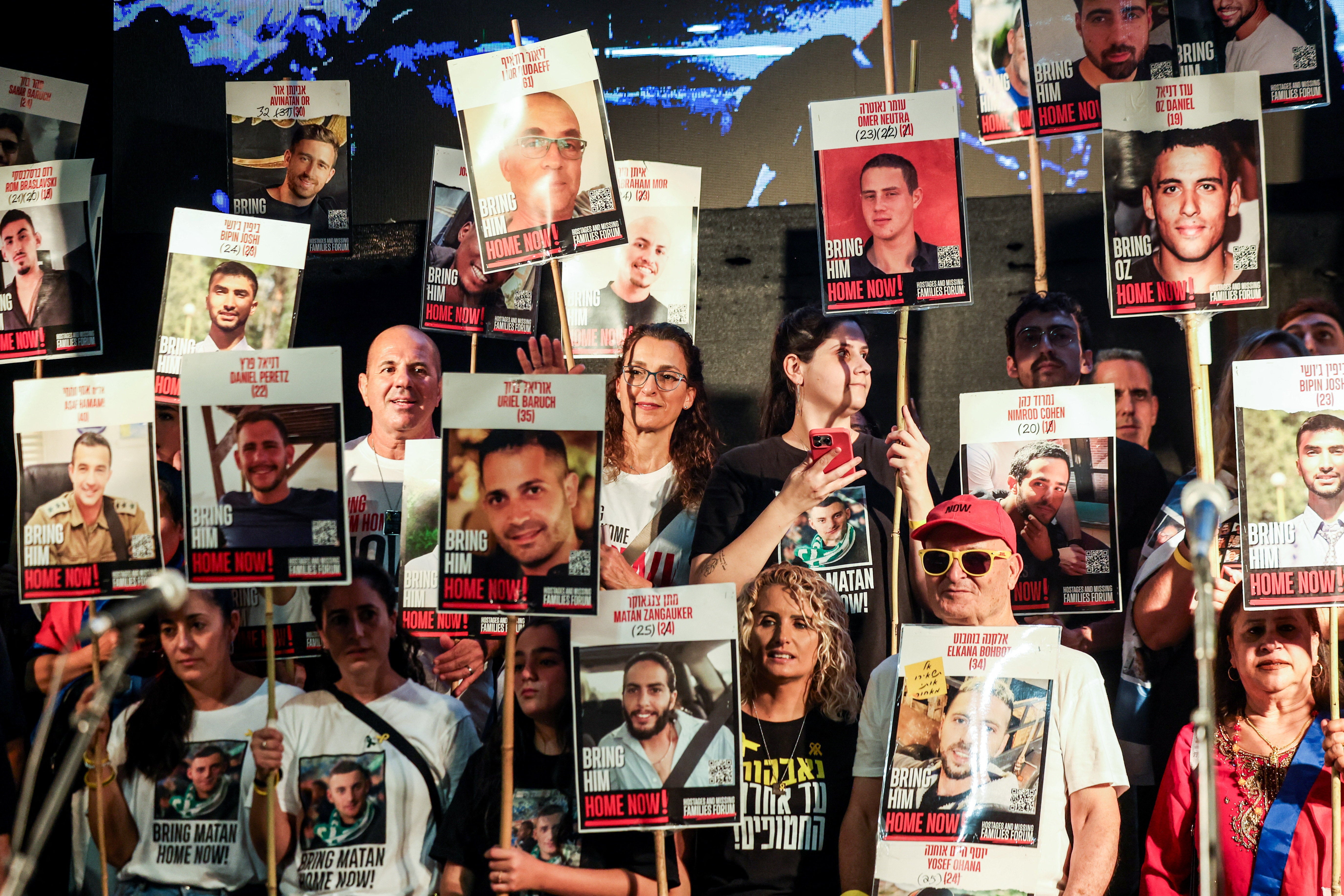 Ljudi drže plakate sa slikama talaca koji su oteli smrtonosni napad Hamasa 7. listopada 2023. 