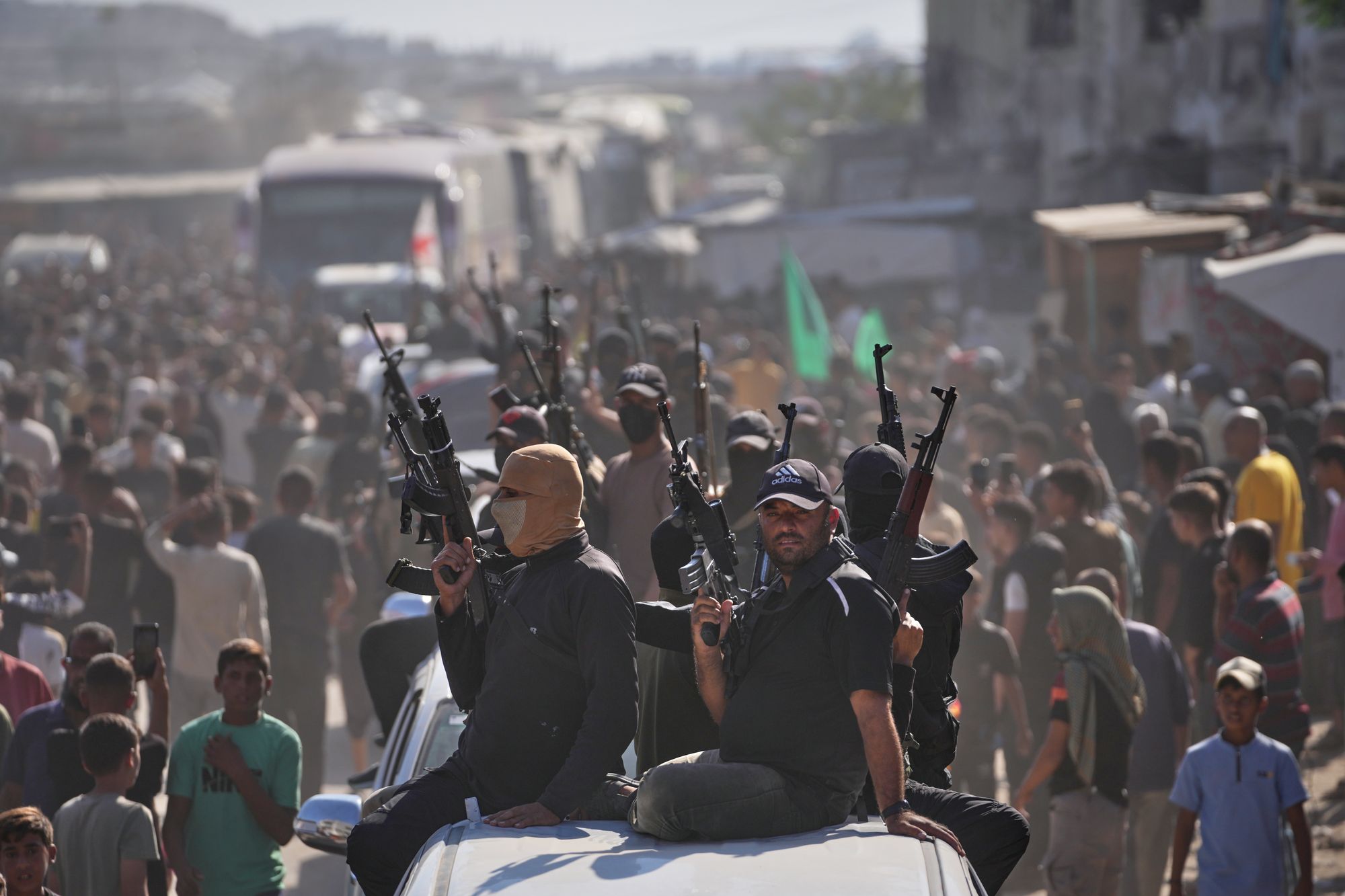 Hamas naoružani ljudi na autobusima za prijevoz kamiona koji su 13. listopada prevozili oslobođene palestinske zatvorenike i zatočenike