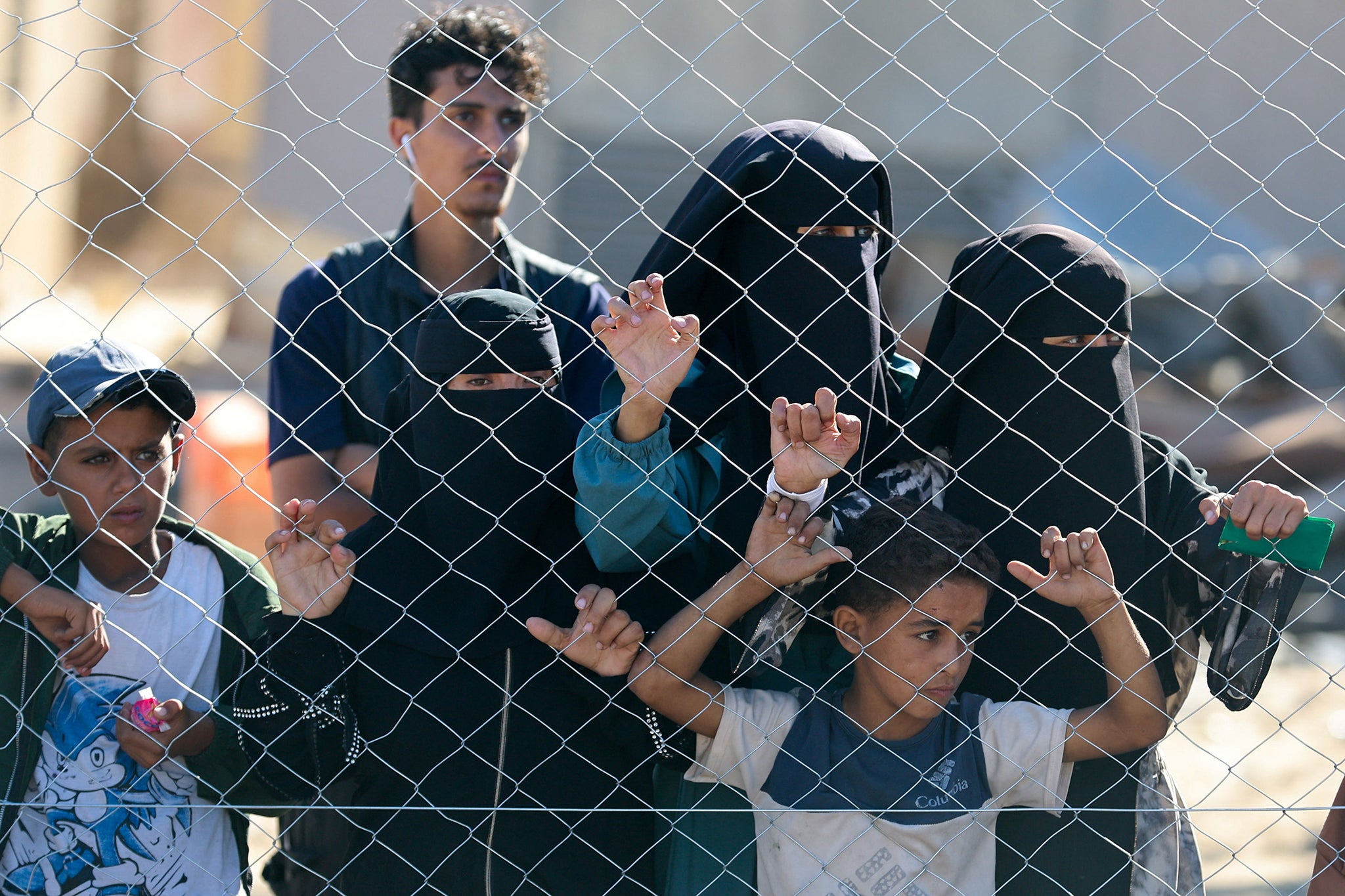 Ljudi gledaju kako kamion koji nosi tijela Palestinaca stiže u bolnicu Nasser u utorak