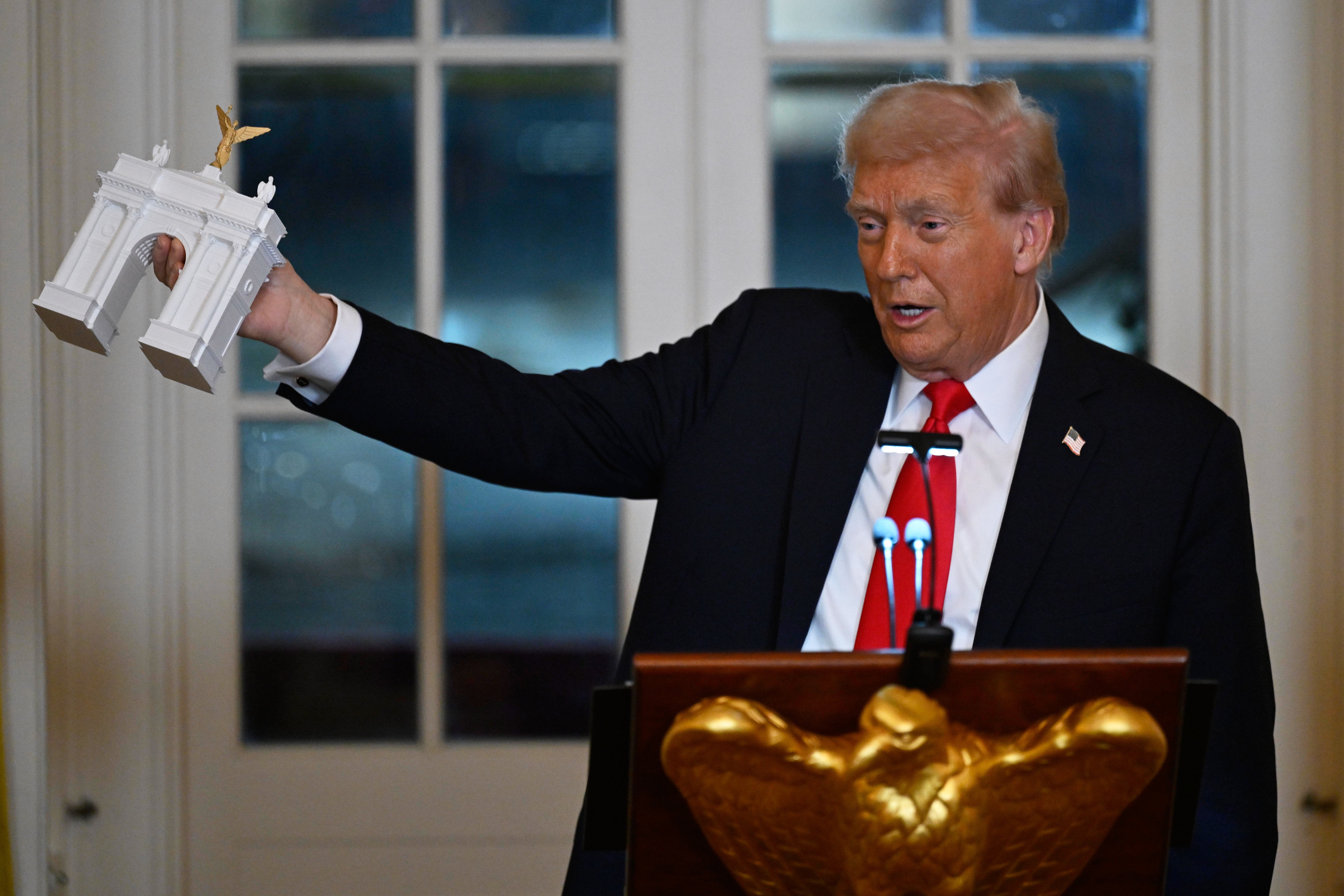 Trump je pokazao dizajn za veliki luk koji želi izgraditi u DC-u, što je dovelo do njegove anegdote o Robertu E. Leeju prisutnima