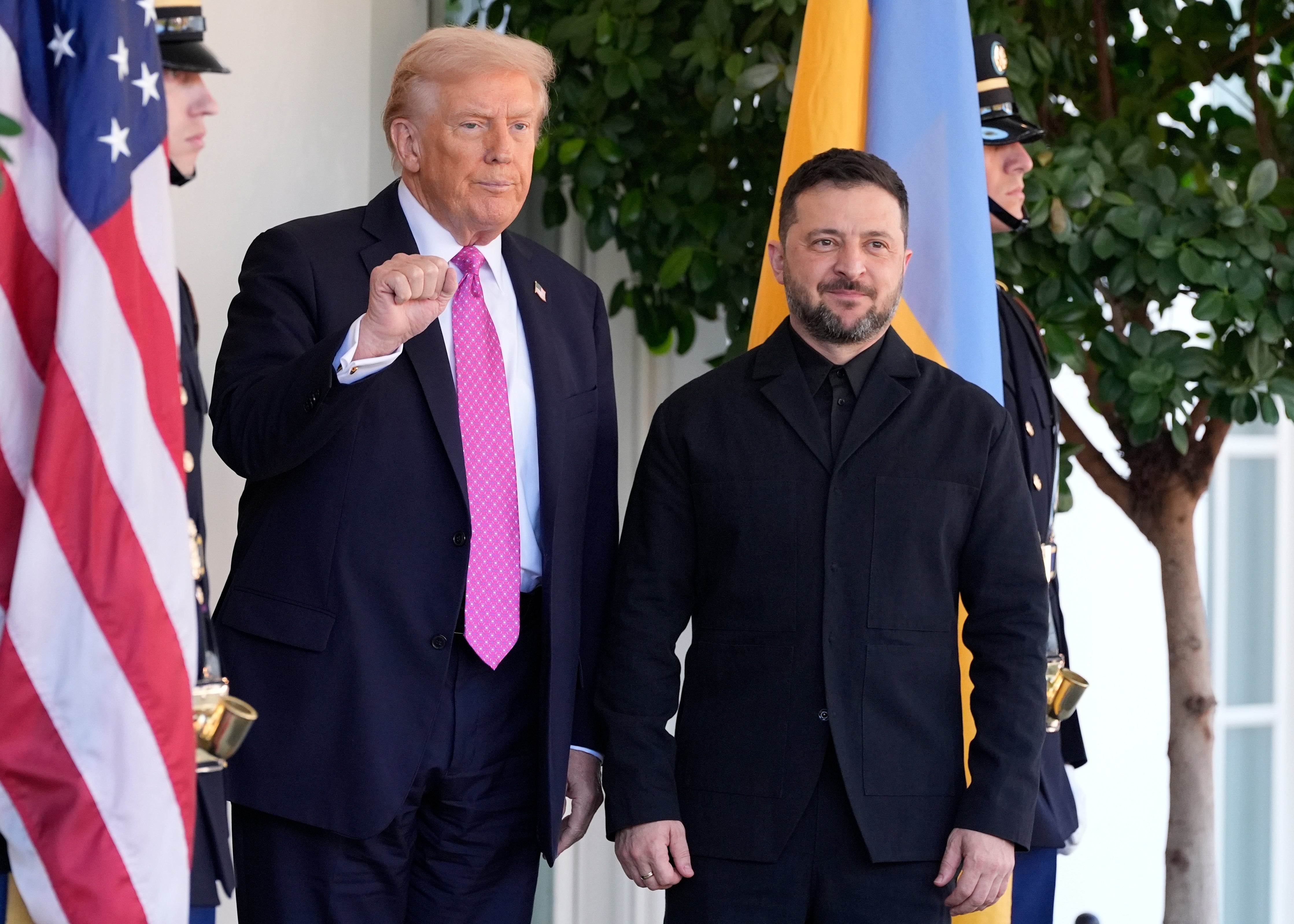 Trump gestikulira novinarima dok želi dobrodošlicu Zelenskom u Bijelu kuću