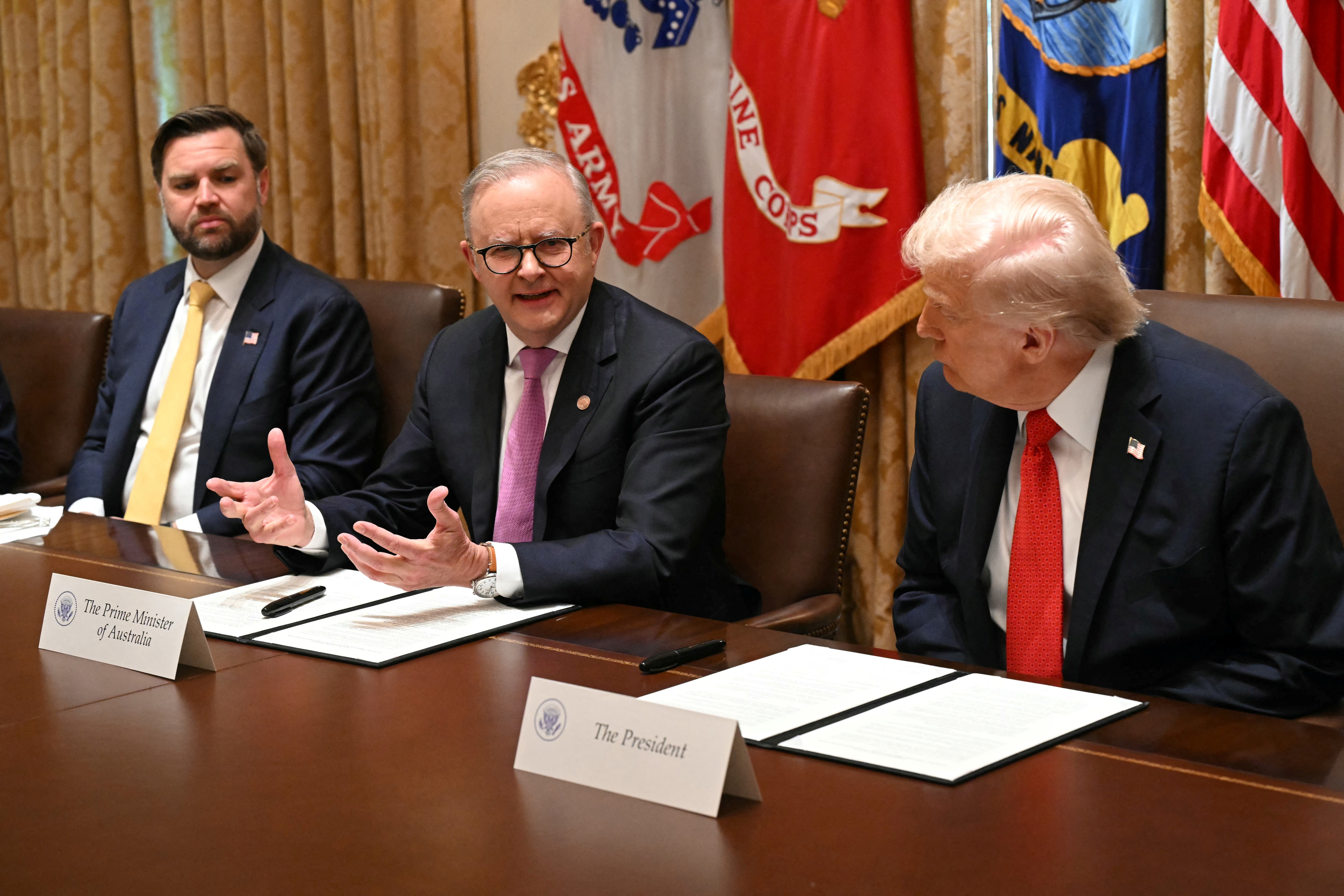 Donald Trump i potpredsjednik JD Vance slušaju govor australskog premijera Anthonyja Albanesea u kabinetu u Bijeloj kući