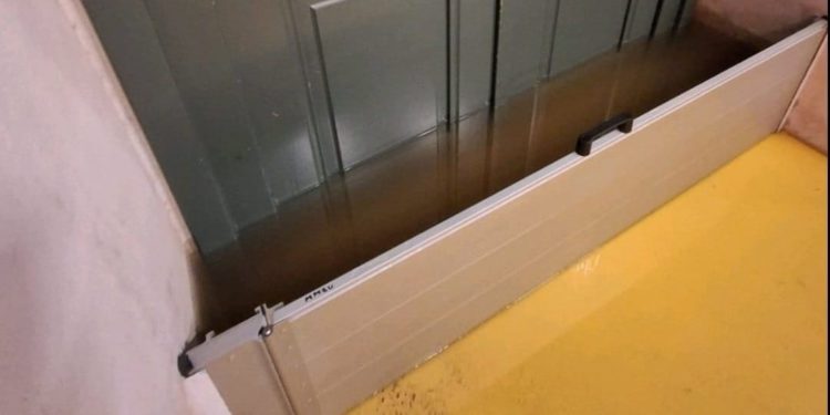 SRAMOTNA KRAĐA U RIJECI Netko je ukrao vodonepropusnu branu s ulaza Dječje kuće