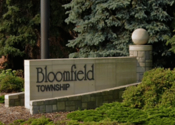 SWAT tim spušta se u kuću Michigan Man -a nakon što je otkrio da živi sa suprugom lešem mjesecima