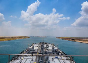 Sankcionirani ruski tanker blokirao promet Sueskim kanalom