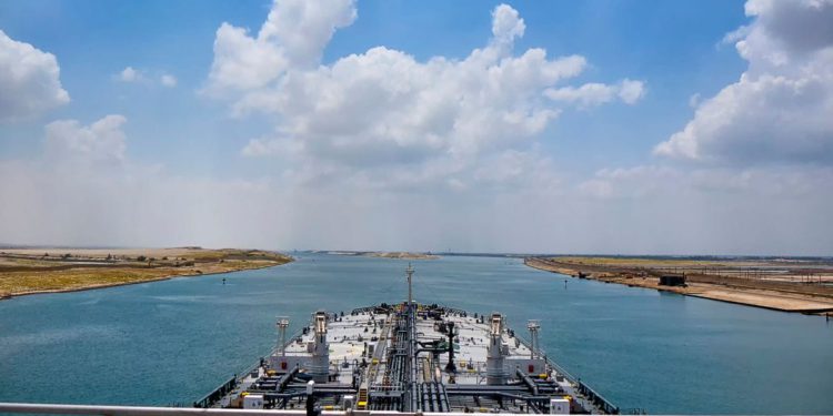 Sankcionirani ruski tanker blokirao promet Sueskim kanalom