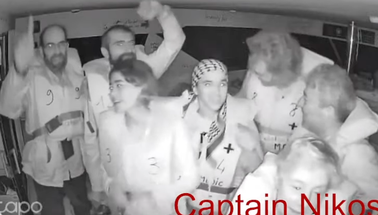 Aktivisti maše kamerom na brodu kapetana Nikosa