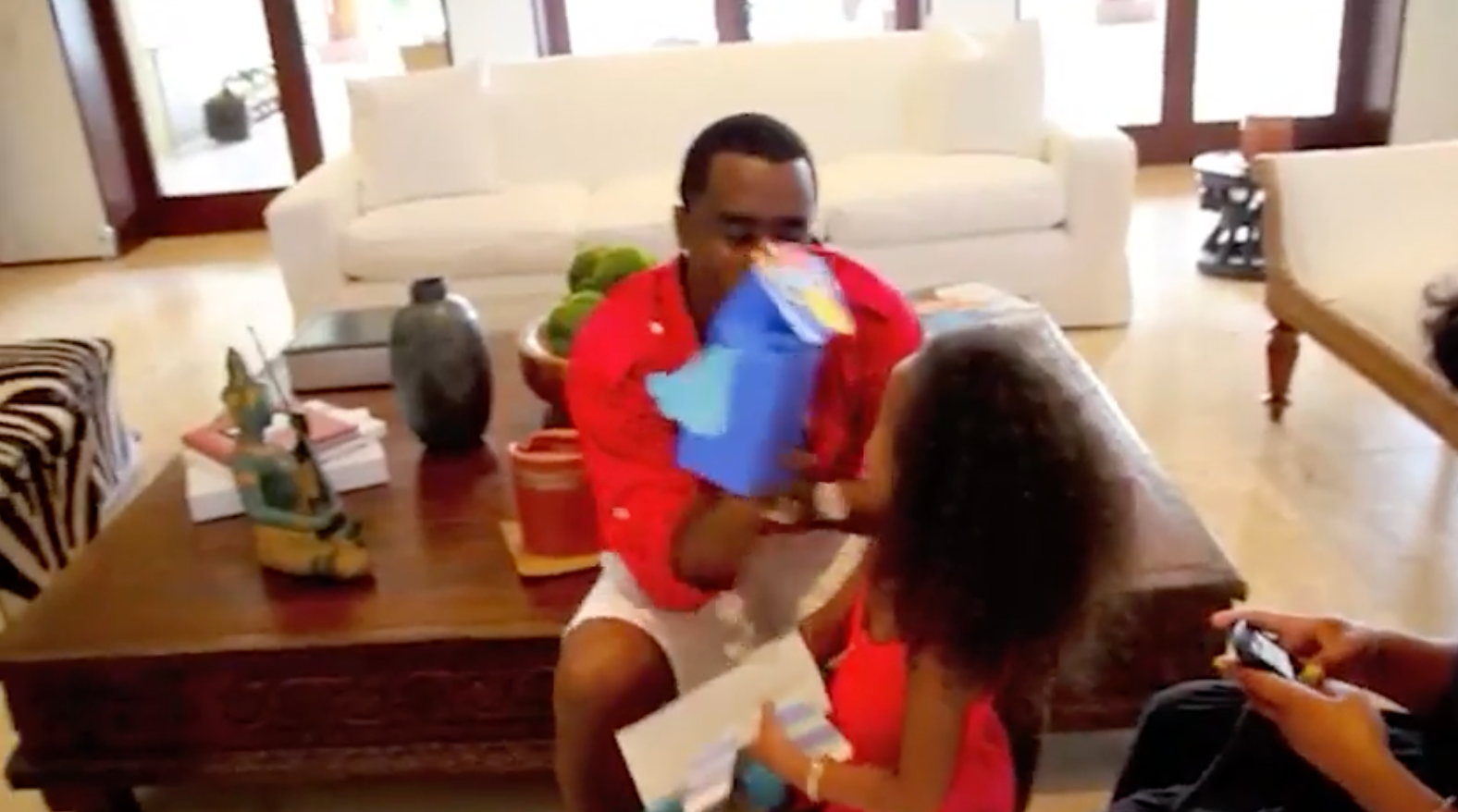 Combs se vidi kako se igra s jednom od svojih djece u 11-minutnom videu