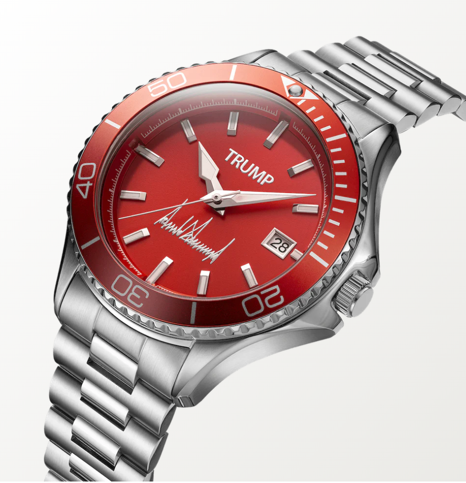 Sat 'Red Beauty', prodan online na gettrumpwatches.com za 499 dolara. Cijene se kreću od 499 do najmanje 799 dolara i uključuju stilove kao što su 'Fight Fight Fight Malachite,' 'Mugshot Suit Collectible' i 'First Lady Mini' u 'vruće ružičastoj' boji.