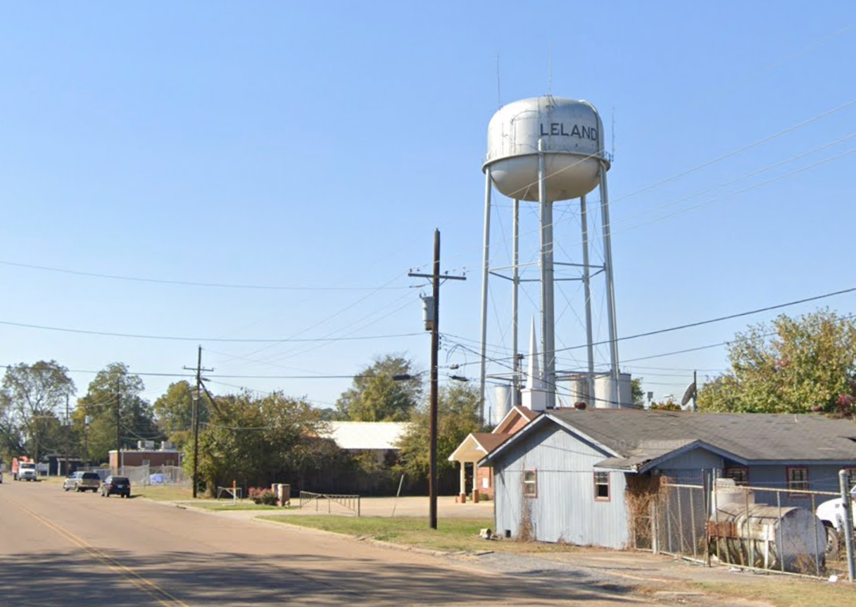 Četiri osobe su ubijene, a desetak ih je ozlijeđeno u masovnoj pucnjavi na srednjoškolskoj nogometnoj utakmici u Lelandu, Mississippi, priopćile su državne vlasti