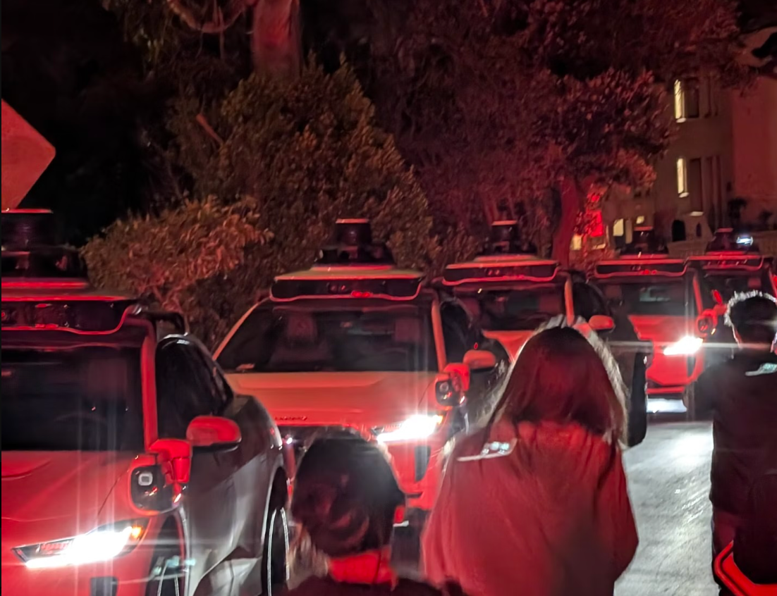 Walz je objasnio da je namjeravao stvoriti 'waymo ddos' - što znači 'distribuirano uskraćivanje usluge' i odnosi se na vrstu cyber -napada koja namjerava nadvladati normalan promet poslužitelja