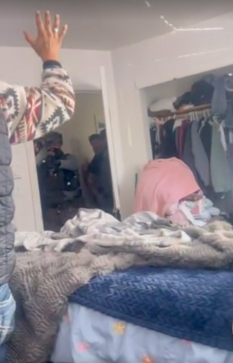 Čini se da su agenti ICE-a uperili oružje u obitelj, uključujući majku, koja je držala svoju tromjesečnu bebu, pokazao je virusni video.