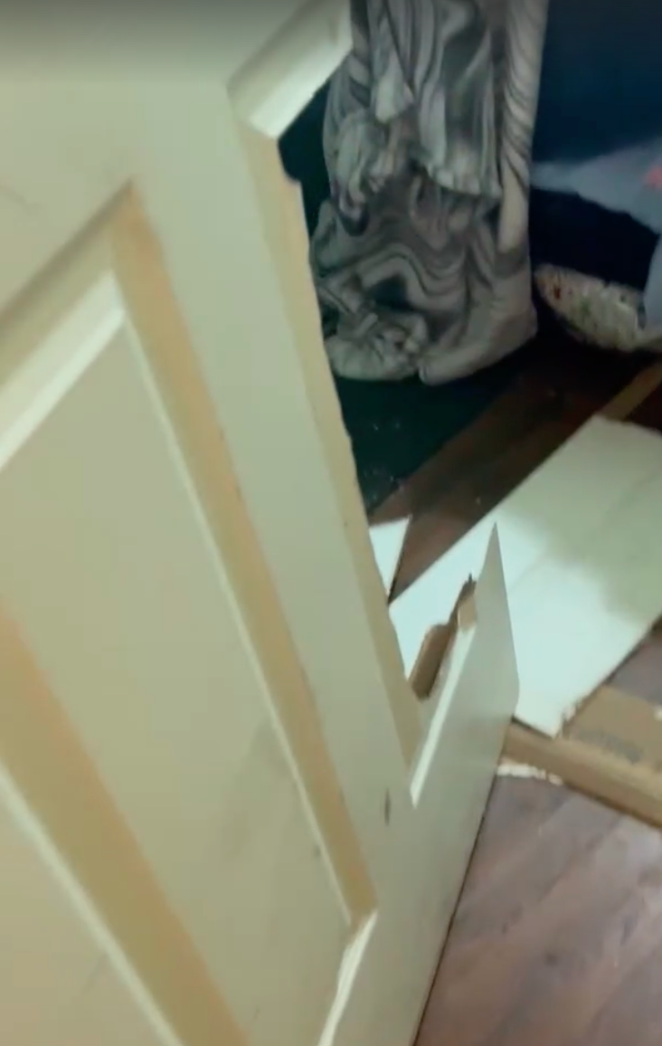 Video prikazuje trenutak u kojem agenti ICE-a nogom spuštaju vrata spavaće sobe u obiteljskom stanu u Greshamu, otprilike 27 milja izvan Portlanda