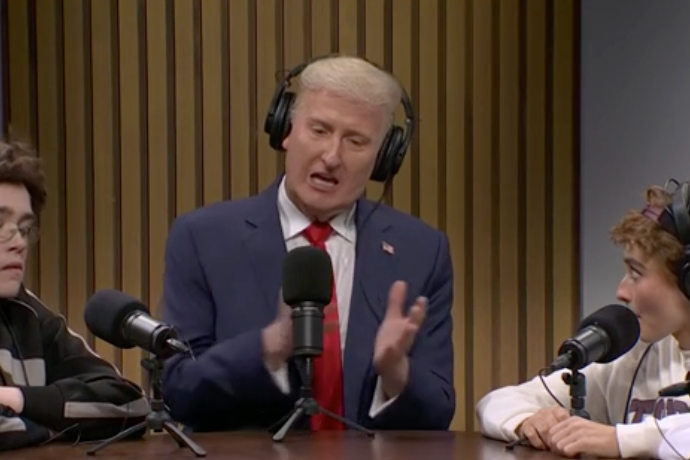 'Saturday Night Live' večeras je prikazao skeč u kojem je Donald Trump podcastirao o prosvjedima No Kings, tvrdeći da su to marševi 'Yes, King' u znak proslave predsjednikove odluke da oslobodi Georgea Santosa iz zatvora