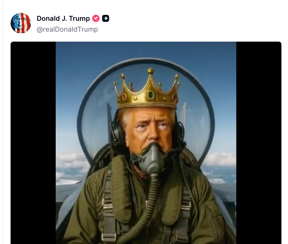Trumpova administracija podijelila je video u subotu navečer na kojem se vidi kako predsjednik u borbenom zrakoplovu 'King Trump' smeđom tekućinom bombardira prosvjednike na prosvjedima No Kings