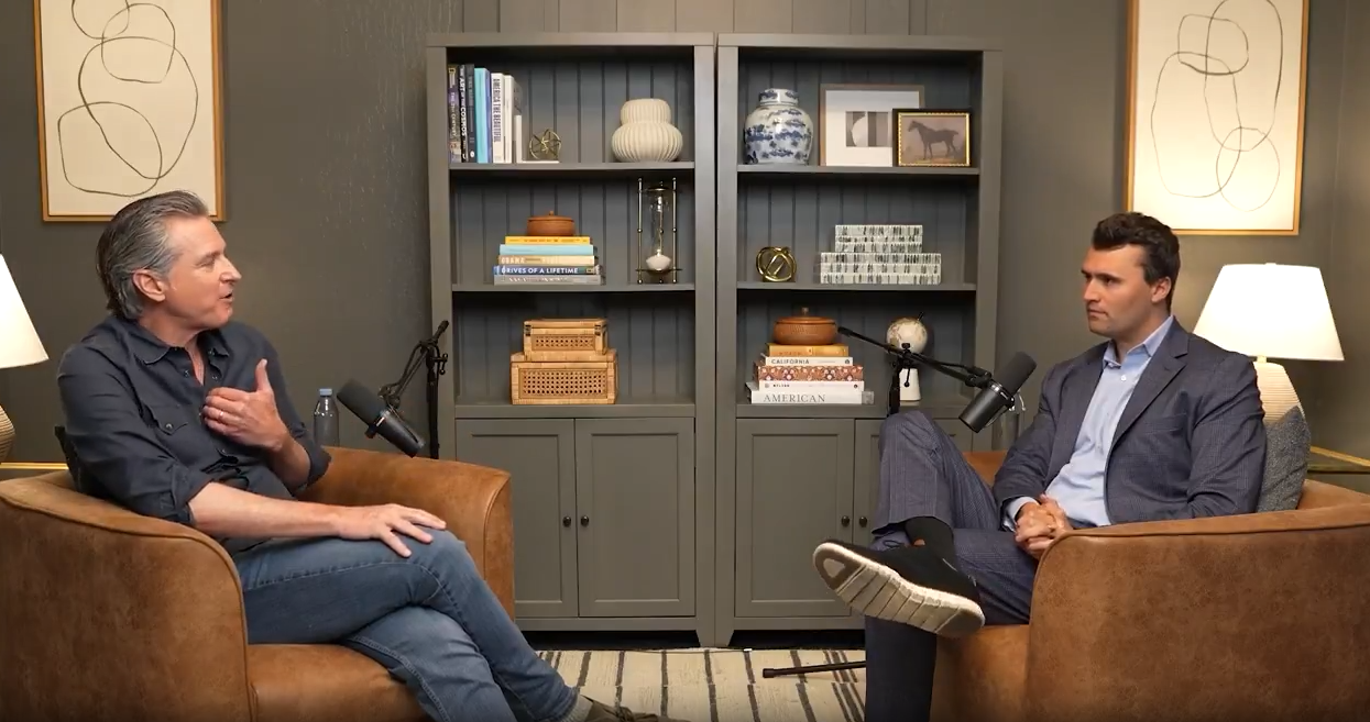 Kalifornijski vladin Gavin Newsom pokušao je usvojiti razne taktike novih medija kako bi se svidjeli mladim biračima, uključujući pokretanje podcasta i korištenje Outlandish Memes Online