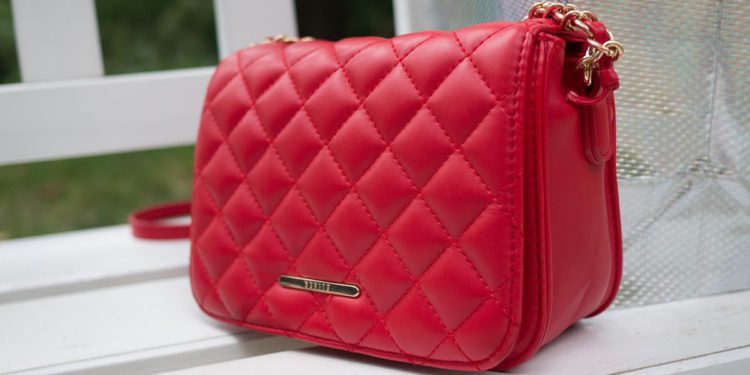 Šef istarske zdravstvene ustanove djelatnicama plaćao torbice pa zaradio kaznenu prijavu