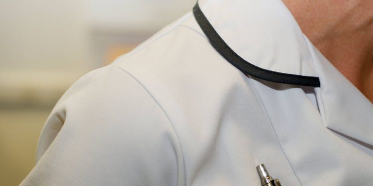 Sestra iz New Jerseyja gubi licencu nakon što je namamio dvije žene u SAD, uzimajući putovnice i prisiljavajući ih na porođaj