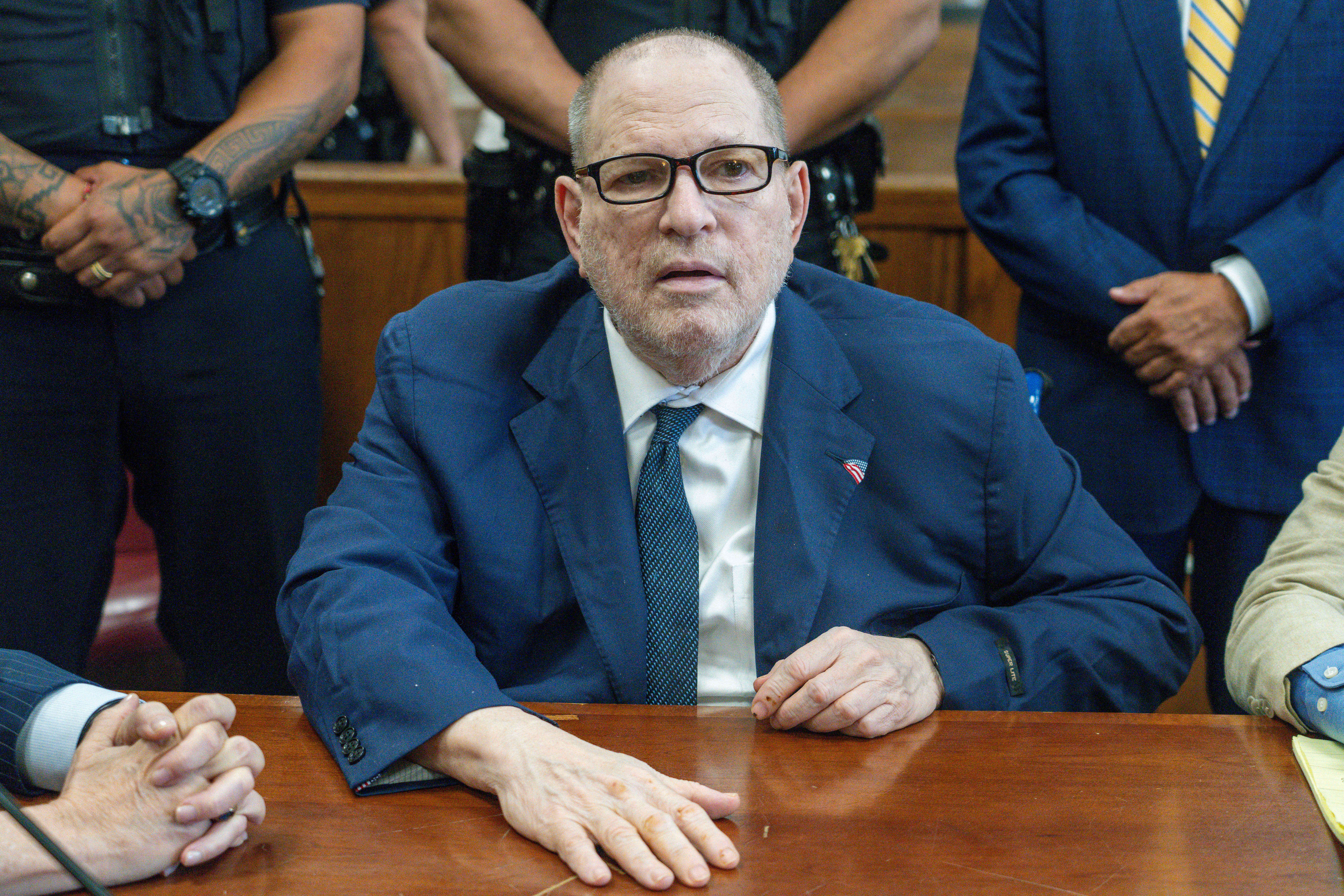 Harvey Weinstein podnio je presudu u suđenju u svom suđenju za kazneno seksualno zlostavljanje, nakon što su sudski dokumenti otkrili da su neki članovi porote osjećali prijeteći drugi u njihovoj zajednici da donesu krivicu protiv njihove volje