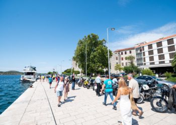 Šibenskom rivom vozio u zabranjenom smjeru, odbio i alkotest. Evo koju kaznu je dobio na sudu