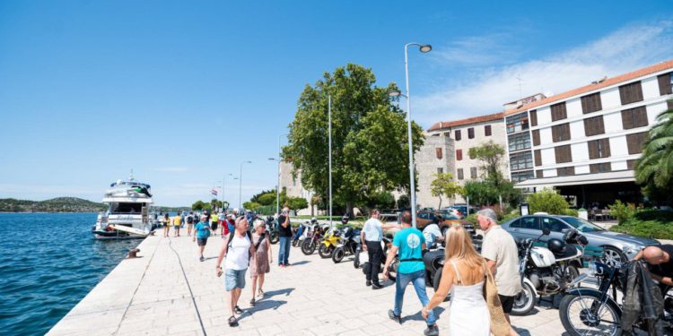 Šibenskom rivom vozio u zabranjenom smjeru, odbio i alkotest. Evo koju kaznu je dobio na sudu