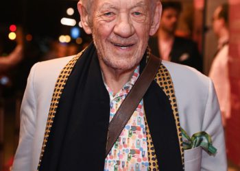 Sir Ian McKellen, 86, grede na West End Showu Gala nakon što je ranije ovog mjeseca bio prisiljen izvući se s filmskog festivala u Torontu po nalogu liječnika – godinu dana sa njegove jeseni horor pozornice