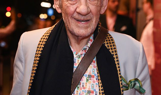 Sir Ian McKellen, 86, grede na West End Showu Gala nakon što je ranije ovog mjeseca bio prisiljen izvući se s filmskog festivala u Torontu po nalogu liječnika – godinu dana sa njegove jeseni horor pozornice