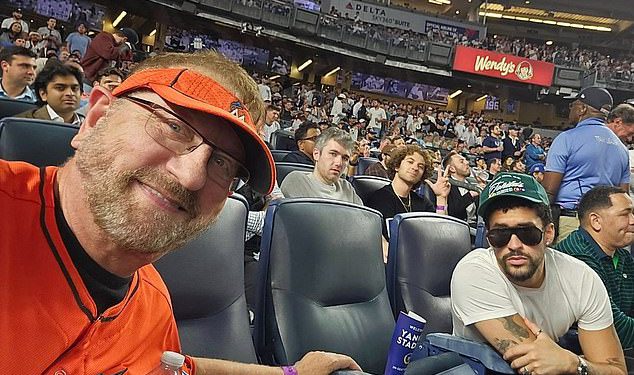 Sjedio sam pored Bad Bunnyja kad je odbio stajati za ‘Bog blagoslovi Ameriku’. Ono što mi je rekao zabrinulo me zbog njegove emisije na Super Bowlu