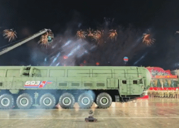 Sjeverna Koreja pokazuje divovske nove ICBM (video) – RT World News