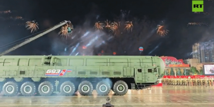 Sjeverna Koreja pokazuje divovske nove ICBM (video) – RT World News