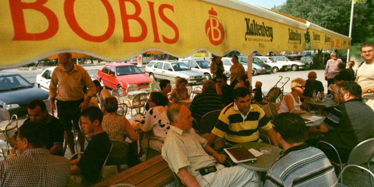 Slobodna Dalmacija – Adio Bobis, upravo jedete zadnje pašte u legendarnoj slastičarnici; još malo će tu osvanuti nešto sasvim drugo