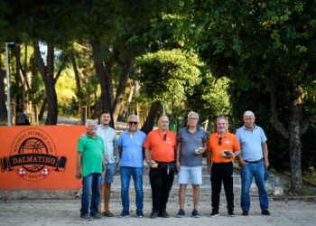 Slobodna Dalmacija – Ajde priznajte da niste nikad čuli za petanku. ‘Nema bevande, pive i beštimanja. Ko beštimaje, dobiva žuti karton’