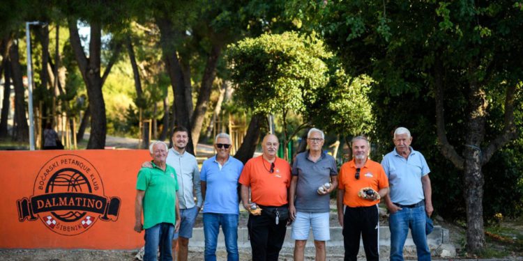 Slobodna Dalmacija – Ajde priznajte da niste nikad čuli za petanku. ‘Nema bevande, pive i beštimanja. Ko beštimaje, dobiva žuti karton’