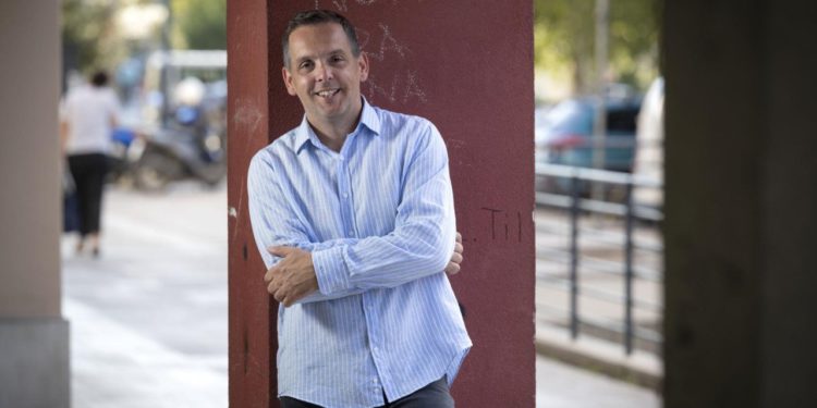 Slobodna Dalmacija – Bio je kandidat za splitskoga gradonačelnika. Danas gradi stanove u Kaštelima i vile u Jelsi. I kaže: Vraćam se politici