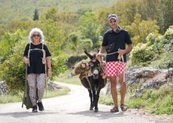 Slobodna Dalmacija – Bivša žena osnivača ‘Srebrnih krila’ iz Australije stigla u Krstatice pilati drva i prtiti ih na tovara; krenule suze