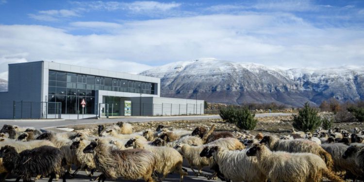 Slobodna Dalmacija – ‘Bomba’ s vrha Peruće! Uz dom za starije, grade se stanovi za mlade, vrtić za 60 djece te ‘inkubator’ za alkarske konje