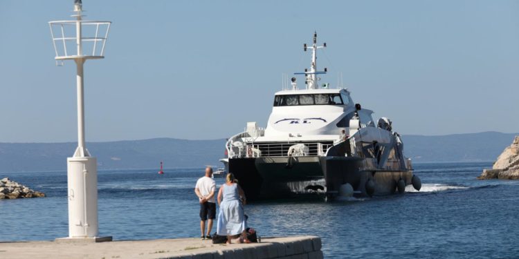Slobodna Dalmacija – Brač dobiva novu vezu sa Splitom, kreće brzobrodska linija Split-Supetar: ‘Puno će značiti onima koji rade u Splitu…’