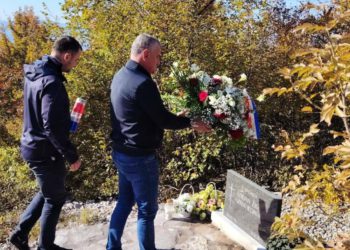 Slobodna Dalmacija – Bulj se poklonio žrtvi dvojice junaka koji su dali živote za domovinu: ‘S ponosom se sjećamo Ozrena i Stjepana…’