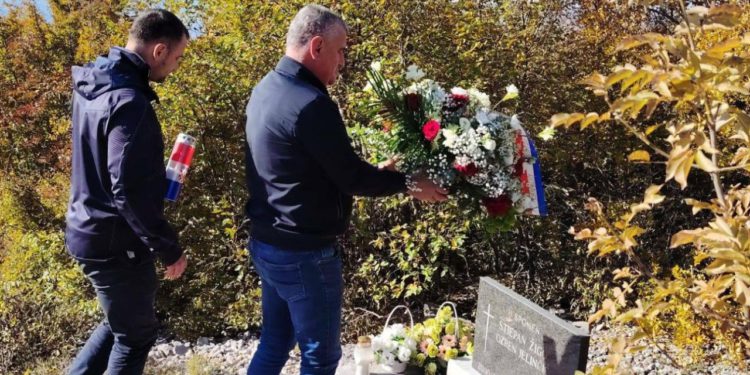 Slobodna Dalmacija – Bulj se poklonio žrtvi dvojice junaka koji su dali živote za domovinu: ‘S ponosom se sjećamo Ozrena i Stjepana…’