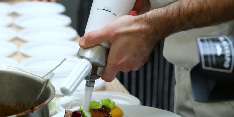 Slobodna Dalmacija – Čelnici Splita u Banovinu doveli kuhara s Michelinovom zvjezdicom; evo što se ‘kuha’ i tko je momak sa Splita 3