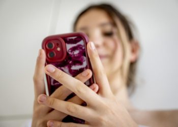 Slobodna Dalmacija – Cijela Dalmacija bruji, u ovoj su školi zabranjeni umjetni nokti, gazirana pića, mobiteli, šminka…! Od utorka kontrole