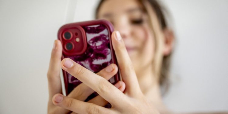 Slobodna Dalmacija – Cijela Dalmacija bruji, u ovoj su školi zabranjeni umjetni nokti, gazirana pića, mobiteli, šminka…! Od utorka kontrole