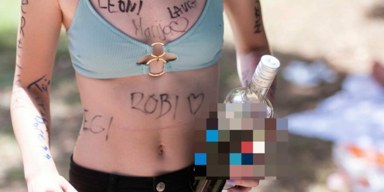 Slobodna Dalmacija – Delinkventica koja je napala kćer nogometaša Hajduka opet ‘u šteti’; pijana gađala čovjeka bocom, vrijeđala policiju…