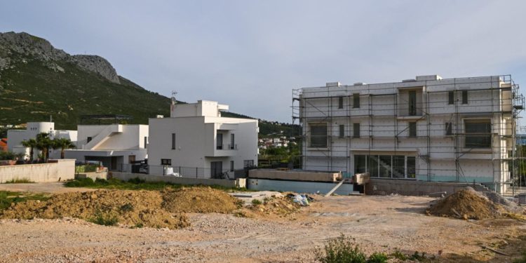 Slobodna Dalmacija – Dosta vam je preskupih stanova!? Vadite keš, pronašli smo najjeftinije zemljište u Splitu; idealno za gradnju kuće