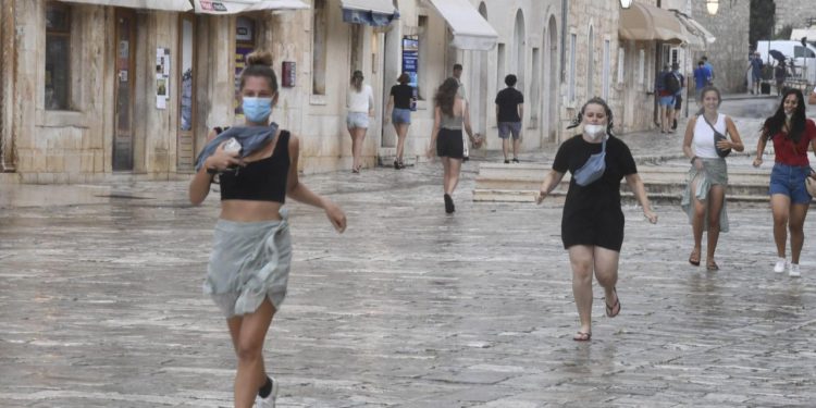 Slobodna Dalmacija – Drama na Hvaru, srećom torta je preživjela! Pristajanje katamarana po olujnom jugu turistima bila top atrakcija