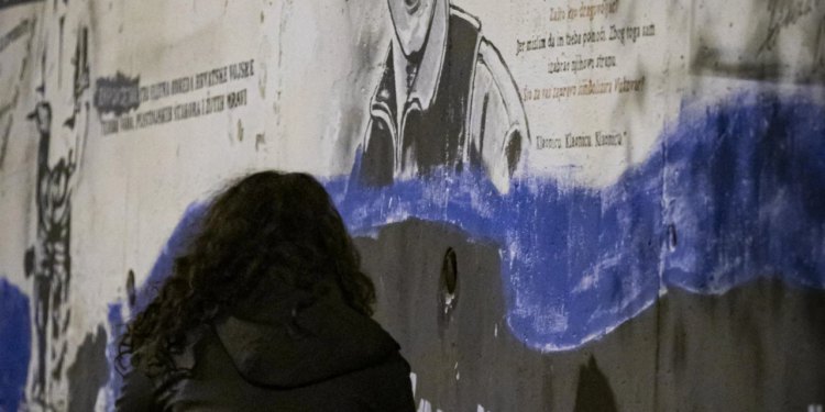 Slobodna Dalmacija – FOTO: Splićani odali počast palom heroju: Pale se svijeće u Vukovarskoj ulici…