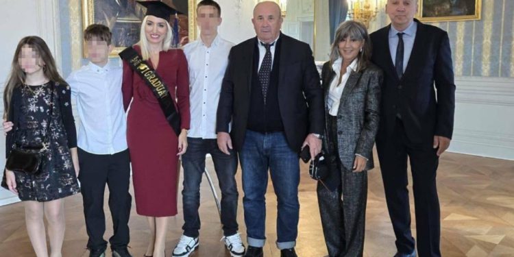 Slobodna Dalmacija – Fani Kerum postala doktorica znanosti, danas je bila svečana promocija! U raskošnom dvorcu s njom je bila čitava obitelj