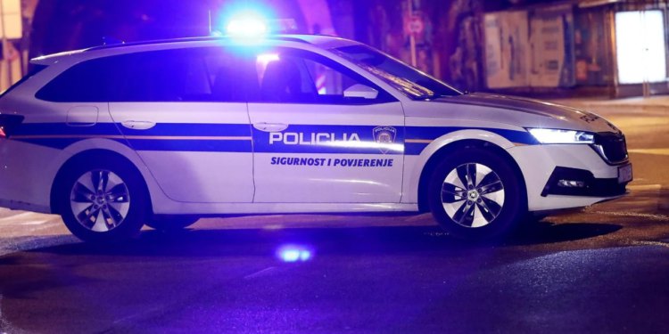 Slobodna Dalmacija – Filmske scene noćne potjere u Sinju: Pijan i bez dozvole bježao policiji pa se zabio u auto, a od siline udarca…